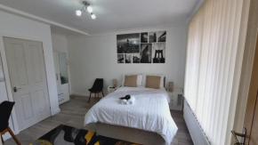 Deluxe Double bedroom with private bathroom, parking and WiFi
